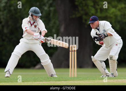 J Russell pour les chauves-souris comme Colchester M Squibb regarde de derrière les souches - Upminster CC vs Colchester et l'Est de l'Essex Essex CC - Ligue de Cricket à Upminster Park - 16/05/09. Banque D'Images