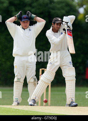 M Squibb regarde de derrière les souches en tant que batteur de GPR T Shahzad a un rasage de près - Upminster Gidea Park & CC vs Romford Essex CC - Ligue de Cricket à Upminster Park - 27/06/09 Banque D'Images