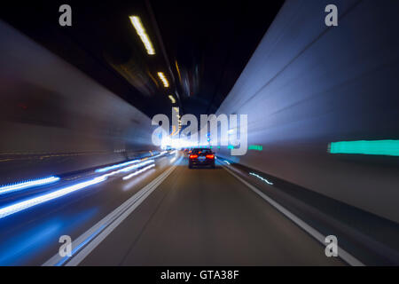 La conduite dans le trafic du tunnel avec, Autriche Banque D'Images