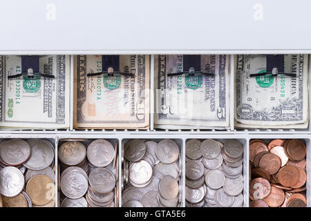 Close up sur la monnaie américaine dans le tiroir-caisse composé de sous, dix sous, nickels, quarts et diverses factures papier Banque D'Images