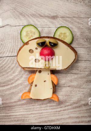 Funny bear sandwich fait sur fond de bois Banque D'Images