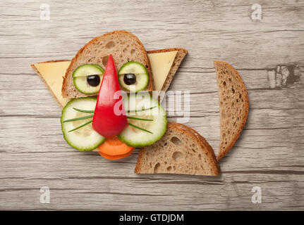 Chat drôle fait de pain sur bois Banque D'Images