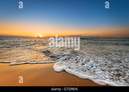 Aube colorée sur la mer. Composition de la nature. Banque D'Images