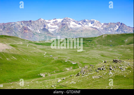 Plateau d'Emparis avec un pic enneigé en arrière-plan (Massif des Grandes Rousses), Alpes, France, Europe Banque D'Images