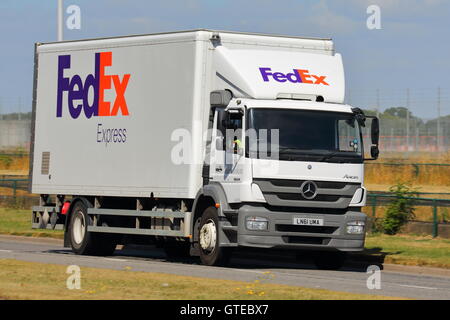 Camion Fedex près de l'aéroport Heathrow de Londres Banque D'Images