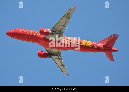 Brussels Airlines Airbus A320-214 OO-SCN dans les Red Devils livery, au départ de l'aéroport Heathrow de Londres, UK Banque D'Images