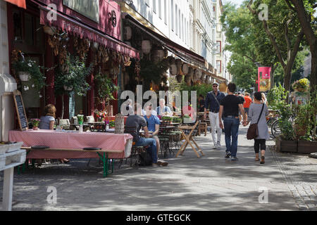 Bergmannstrasse dans Kreuzberg personnes à pied et à l'extérieur de Knofi Feinkost Restaurant, Berlin, Allemagne Banque D'Images