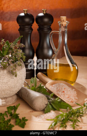 Épices diverses sur une table en bois avec du mortier, pilon et mills. Banque D'Images