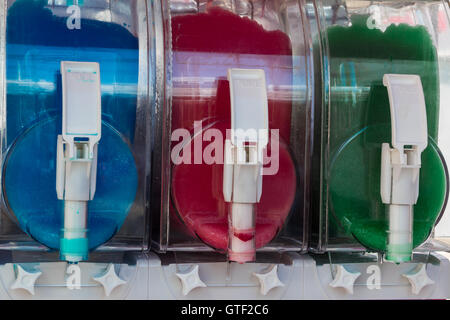 Slush colorés Jus de distributeurs automatiques de boissons Banque D'Images