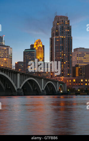 Minneapolis. Image du centre-ville de Minneapolis, au crépuscule. Banque D'Images
