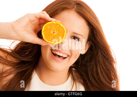 C-vitamin femme - fille avec des fruits orange en face de son visage Banque D'Images