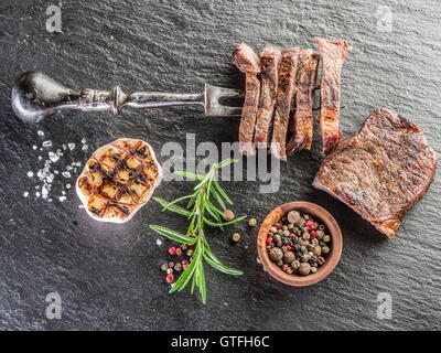 Ribeye Steak aux épices sur le graphite. Banque D'Images