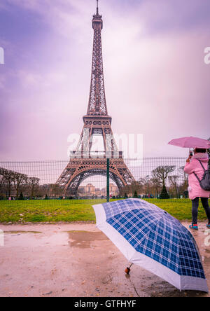 Jour de pluie à Paris à la Tour Eiffel Banque D'Images