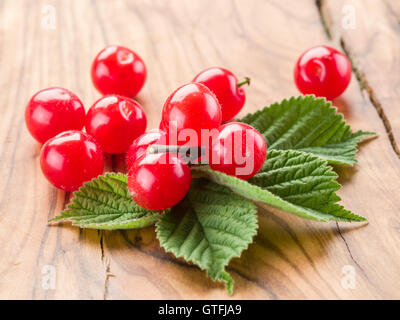 Nankin ou feutrées fruits cerise avec des feuilles sur la table en bois. Banque D'Images