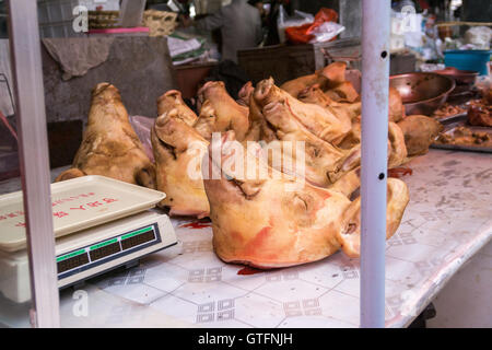 Les têtes de porc sur un marché chinois Banque D'Images