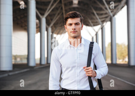 Portrait d'un certain jeune homme beau la marche à l'extérieur de la ville Banque D'Images