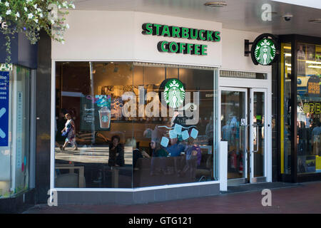 Café Starbucks store extérieur logo signe à Cwmbran, Galles du Sud. Banque D'Images