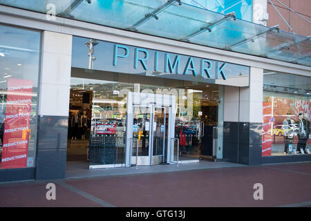 Budget Primark magasin de vêtements magasin extérieur logo signe à Cwmbran, Galles du Sud. Banque D'Images