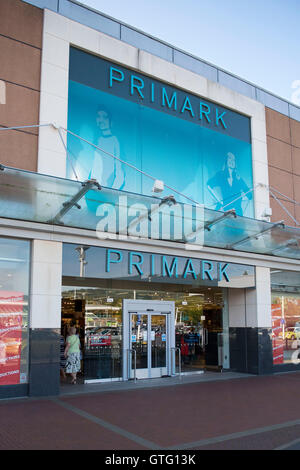 Budget Primark magasin de vêtements magasin extérieur logo signe à Cwmbran, Galles du Sud. Banque D'Images