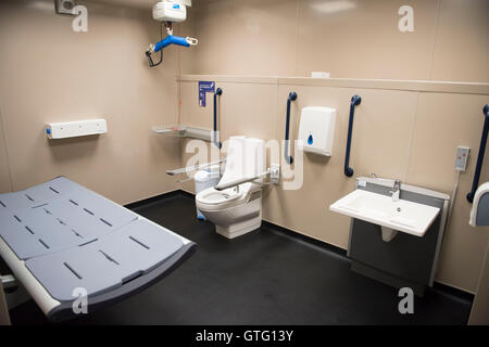 Toilettes pour handicapés et des tables à langer dans les toilettes publiques. Banque D'Images