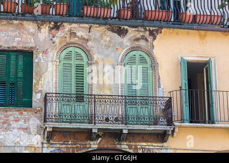 Extérieur d'un bâtiment ancien fenêtres et balcon Banque D'Images