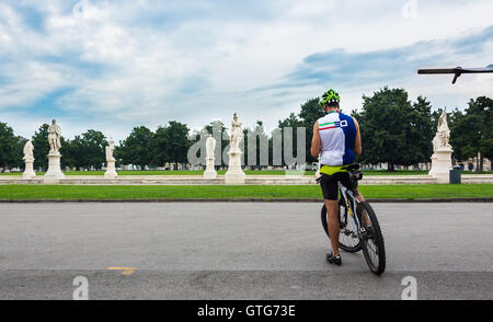 Padoue, Italie - 5 août 2016 : l'homme sur un vélo.Piazza de Prato della Valle, Padova, Italie. Banque D'Images