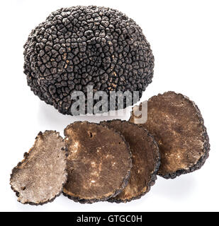 Truffes noires isolé sur un fond blanc. Banque D'Images