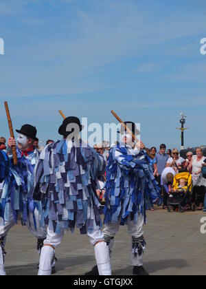 Une foule de Hexham watch Morris Dancers performing sur le quai à Whitby Folk Festival 2016. Banque D'Images