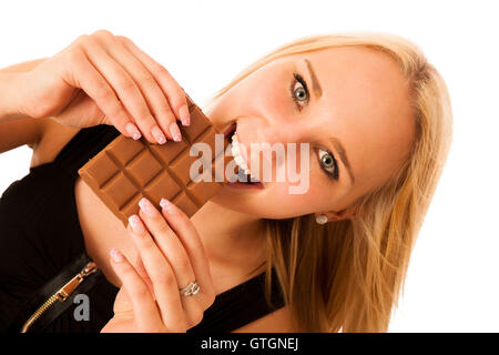 Belle jeune femme mange isolés chocolat over white background Banque D'Images