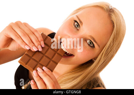 Belle jeune femme mange isolés chocolat over white background Banque D'Images