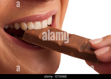 Belle jeune femme mange isolés chocolat over white background Banque D'Images