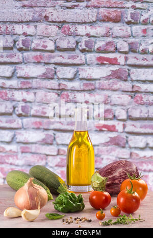 Ratatouille de légumes frais ingrédients pour la recette de la Méditerranée Banque D'Images