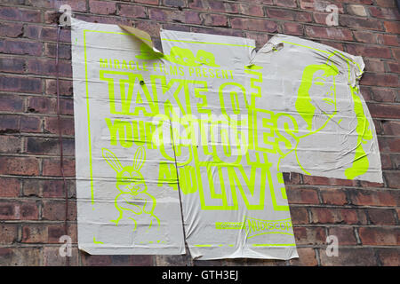 Miracle Films présentent enlevez vos vêtements et vivre l'affiche déchirée sur mur de brique à Shoreditch, Londres en septembre Banque D'Images