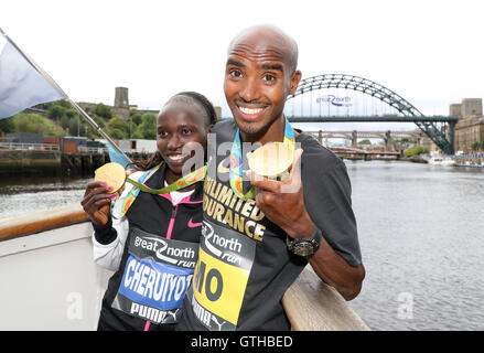 La société britannique Mo Farah (à droite) et le Kenya's Vivian Cheruiyot lors d'une conférence de presse à venir de la Great North Run à la rivière s'échappe Fortuna, Newcastle . Banque D'Images