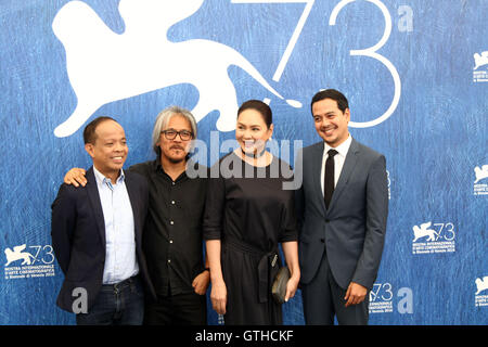 Venise, Italie. 09Th Sep 2016. Santos-Concio actrice charo cruz et l'acteur John Lloyd (R) avec le réalisateur Lav Diaz (2e à partir de L) et producteur Ronald Arguelles (L) assiste à l'Babaeng Humayo 'Ang (la femme qui à gauche) au cours de la 73e' Photocall Festival du Film de Venise. Credit : Andrea Spinelli/Pacific Press/Alamy Live News Banque D'Images