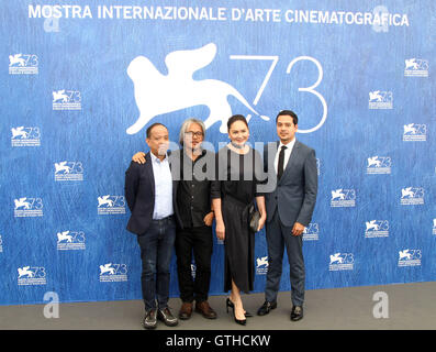 Venise, Italie. 09Th Sep 2016. Santos-Concio actrice charo cruz et l'acteur John Lloyd (R) avec le réalisateur Lav Diaz (2e à partir de L) et producteur Ronald Arguelles (L) assiste à l'Babaeng Humayo 'Ang (la femme qui à gauche) au cours de la 73e' Photocall Festival du Film de Venise. Credit : Andrea Spinelli/Pacific Press/Alamy Live News Banque D'Images