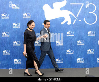 Venise, Italie. 09Th Sep 2016. Santos-Concio actrice Charo et l'acteur John Lloyd Cruz assiste à Babaeng Humayo 'Ang (la femme qui à gauche) au cours de la 73e' Photocall Festival du Film de Venise. Credit : Andrea Spinelli/Pacific Press/Alamy Live News Banque D'Images