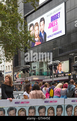 Fans d'attendre à l'extérieur pour la première mondiale du film de Bridget Jones bébé dans Leicester Square, Londres en septembre Banque D'Images