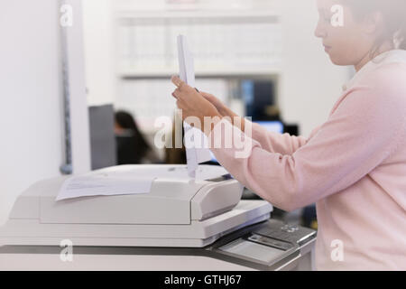 Businesswoman making copies au bureau Photocopieur dans Banque D'Images
