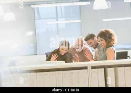 Les gens d'affaires forme vidéoconférence à laptop in office Banque D'Images