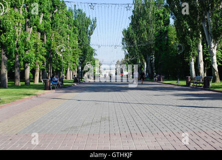 Volgograd, Russie - le 27 juin 2016 : Belle vue sur pedesrtian street Alley de héros . Banque D'Images