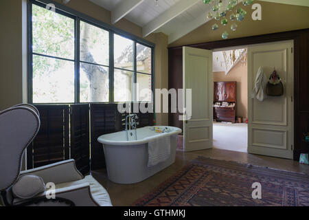 Home Vitrine salle de bain avec baignoire Banque D'Images