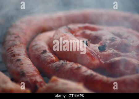 La viande au barbecue sur le feu du charbon de libre de droit. Banque D'Images