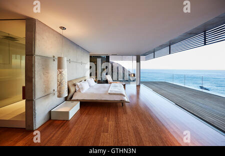 Chambre de luxe moderne ouvert à patio avec vue sur l'océan Banque D'Images