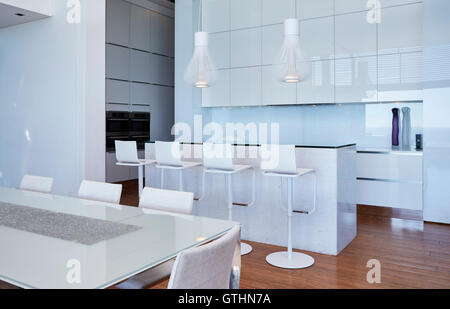 Modern luxury white home vitrine cuisine Banque D'Images