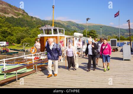 Les touristes débarquant d'un paquebot de croisière de Ullswater. Jetée de Glenridding, Ullswater, Penrith, le Parc National du Lake District, UK Banque D'Images