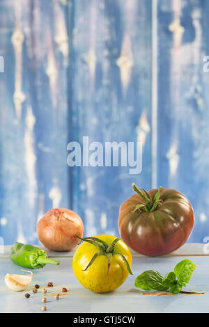 Heirloom tomatoes et les feuilles de basilic et des épices Banque D'Images