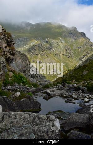 Beau lac glaciaire caché entre les montagnes, Piémont, Italie. Marco Imazio © Banque D'Images