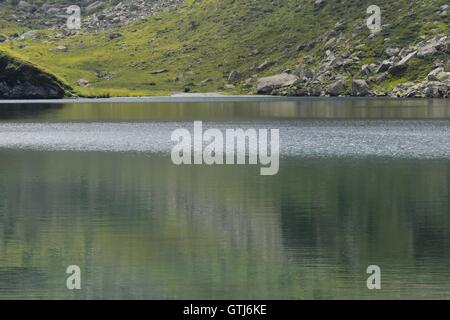 Beau lac glaciaire caché entre les montagnes, Piémont, Italie. Marco Imazio © Banque D'Images