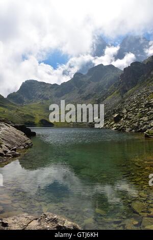 Beau lac glaciaire caché entre les montagnes, Piémont, Italie. Marco Imazio © Banque D'Images